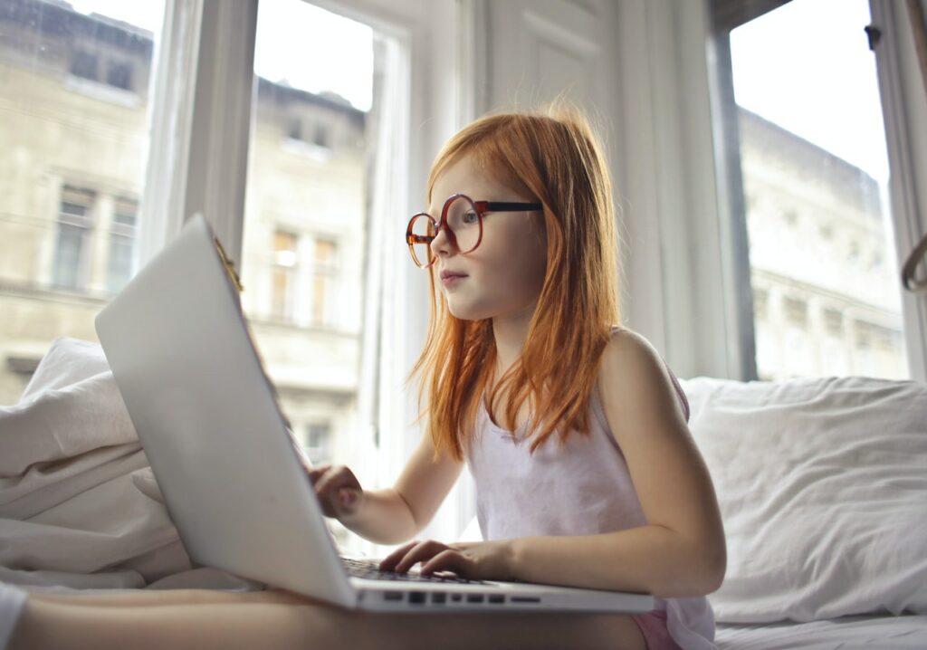 niña aprendiendo a mecanografiar con kluppy